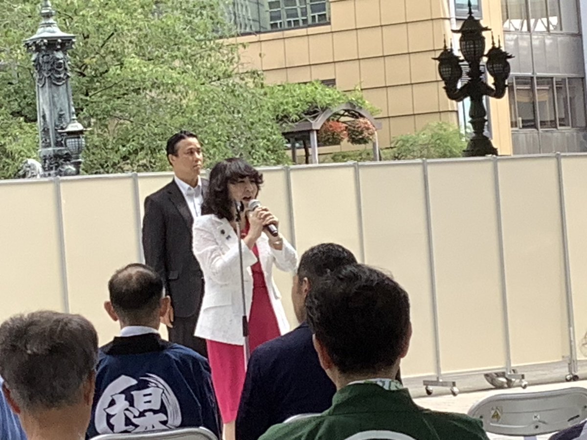 satsukikatayama's tweet photo. 昭和40年台から行われている日本橋を洗う会、町会、日本橋老舗、金融街、デパートは常連、今年は日本橋消防団が東京都から全国大会に選ばれ参加。遂に首都高地下化、2040年にはパリのアレキサンダー3世橋のような、威風堂々歴史に残る中央区一帯開発が完成します。日本のGDPもその頃1100兆円に！ https://t.co/NxjgZ8M8Kf