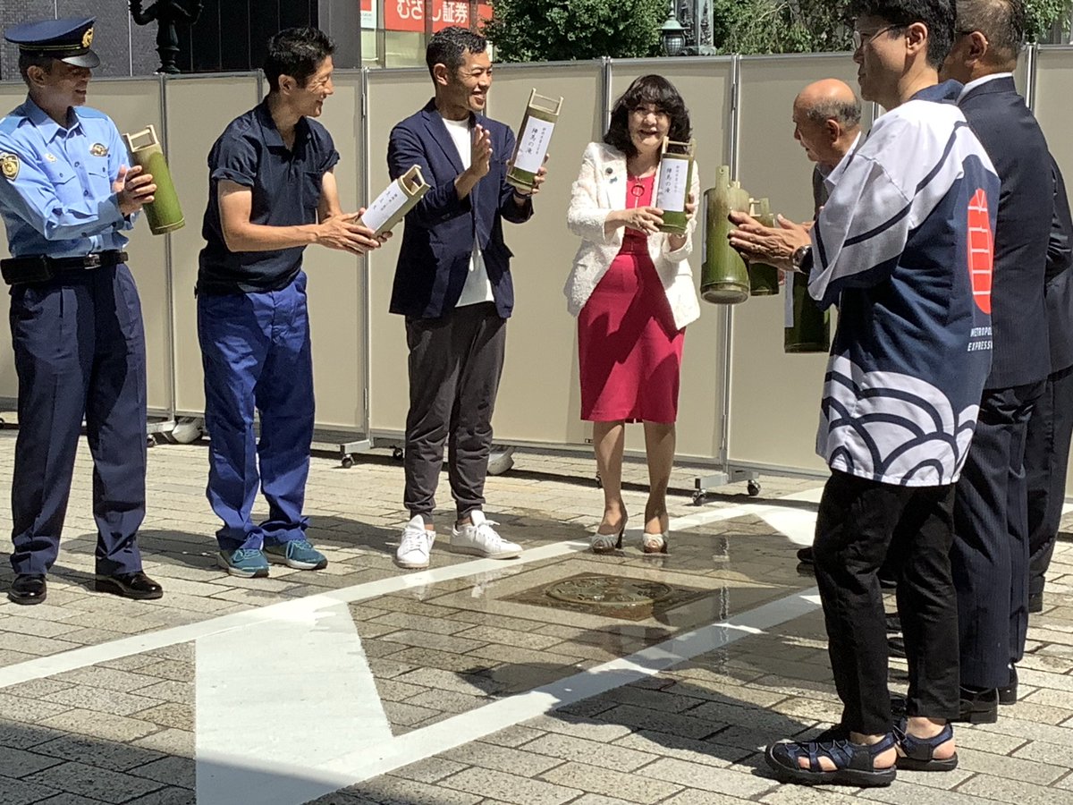 satsukikatayama's tweet photo. 昭和40年台から行われている日本橋を洗う会、町会、日本橋老舗、金融街、デパートは常連、今年は日本橋消防団が東京都から全国大会に選ばれ参加。遂に首都高地下化、2040年にはパリのアレキサンダー3世橋のような、威風堂々歴史に残る中央区一帯開発が完成します。日本のGDPもその頃1100兆円に！ https://t.co/NxjgZ8M8Kf