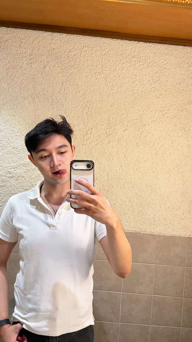 goodboyfrr's tweet photo. Mirror selfie mulu karena gaada yang fotoin 😌 https://t.co/8qnJomi4A4