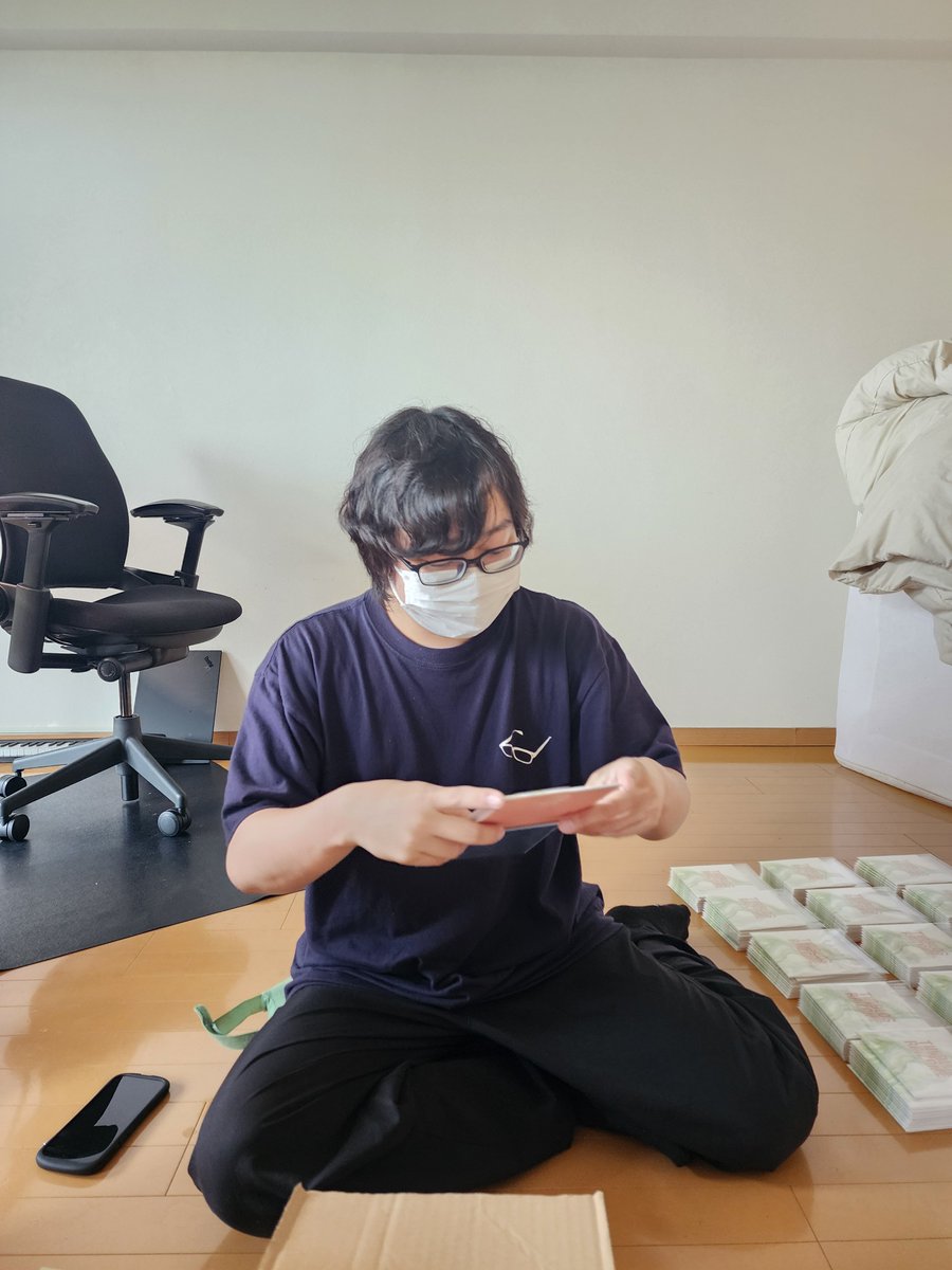 the_blds_3's tweet photo. みんなでCD封入作業完了！
Gt&amp;Vo上島とBa高村がサポートした、シンガーソングライターの長利和季さん（ @Osari_kazuki ）にも手伝っていただきました！ https://t.co/E7A7rbNTW2