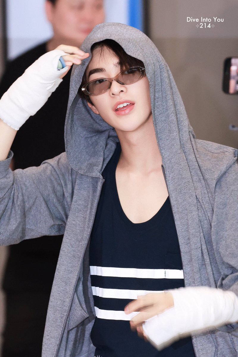 akuddkeonho's tweet photo. "mamah... kono ganteng bgt" 
"ngapain dia?" 
 "GAK ADA, PAKE JAKET AJA"

😭😭😭 https://t.co/AkDxGEXYwp