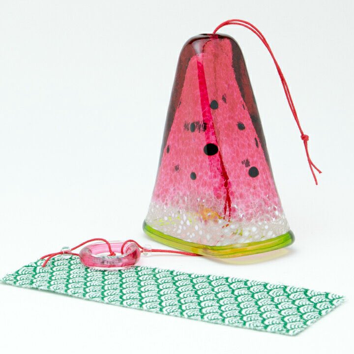 mzhaus's tweet photo. スイカの風鈴、とっても可愛くて一目惚れ…🍉
本物みたいに精巧に作られててすごい https://t.co/x5Slfe4yyC