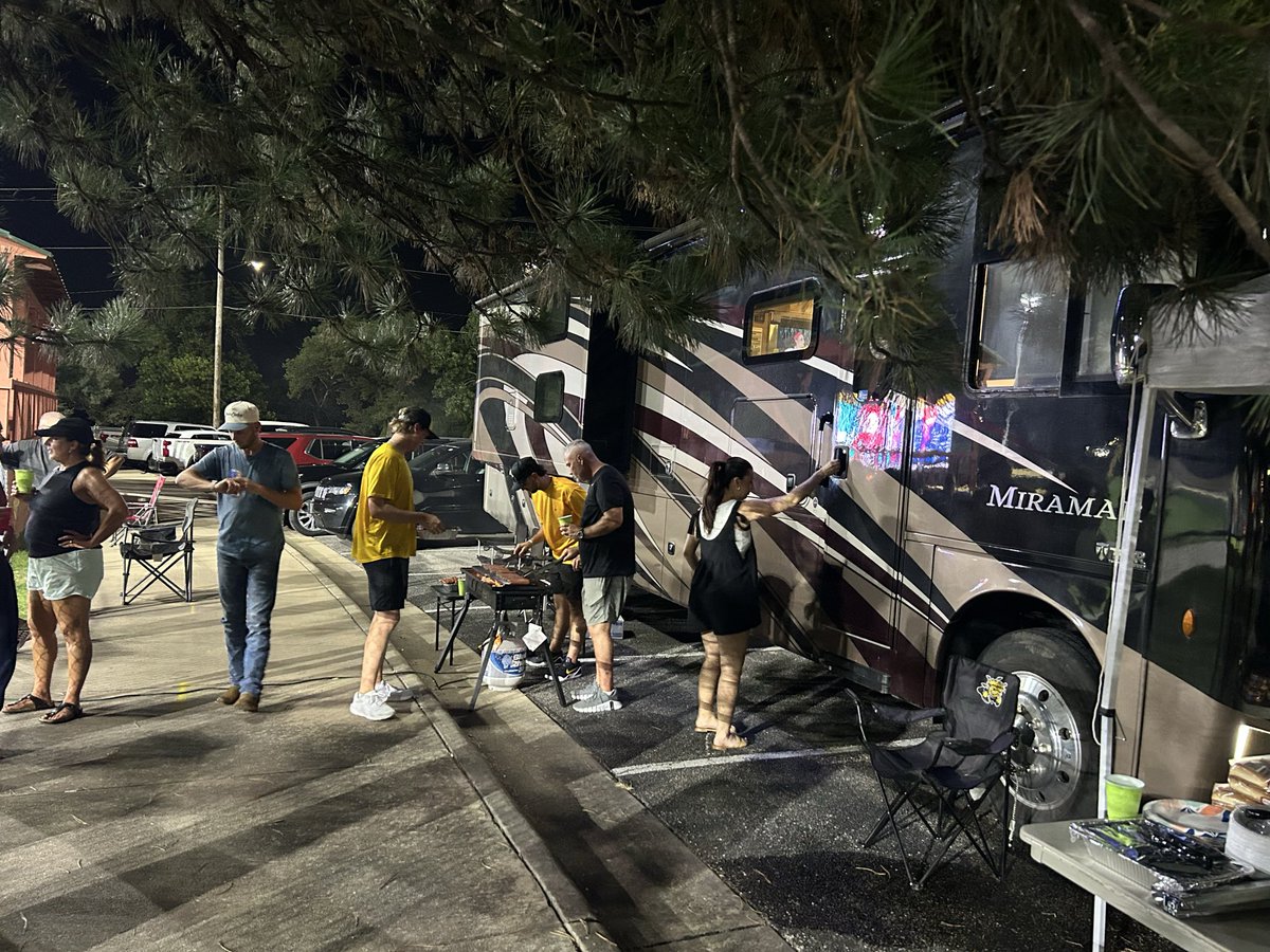coachbriangreen's tweet photo. The calm before the Free Hot Dog Storm! First 150 Fans free hot dog on @GoShockersBSB Staff! @NBCBaseball #Roundtheclock Staff and wives all in getting ready https://t.co/YaaEL1bQxv