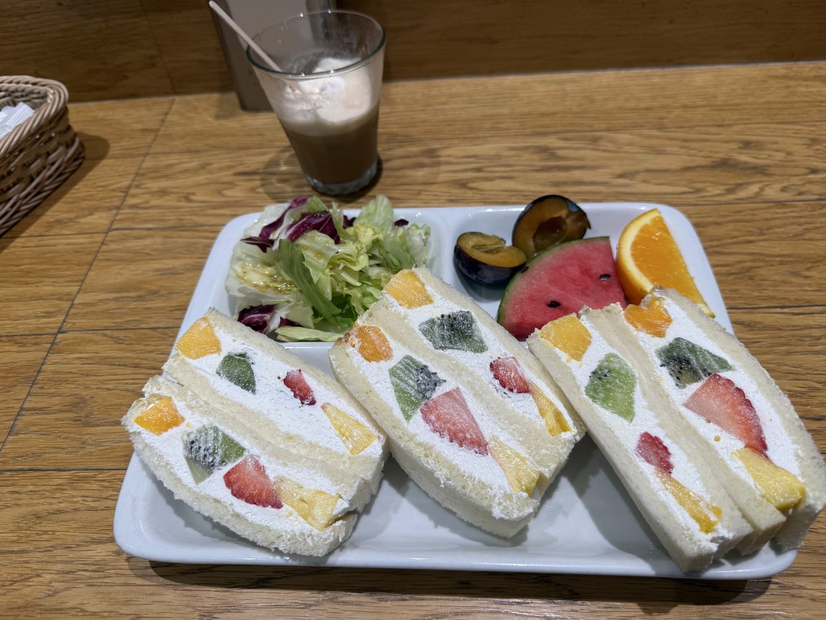 asao0907's tweet photo. 昨日はリーベルさんで朝活した。悩んだ上、フルーツサンドに。 https://t.co/rTjyJXassu