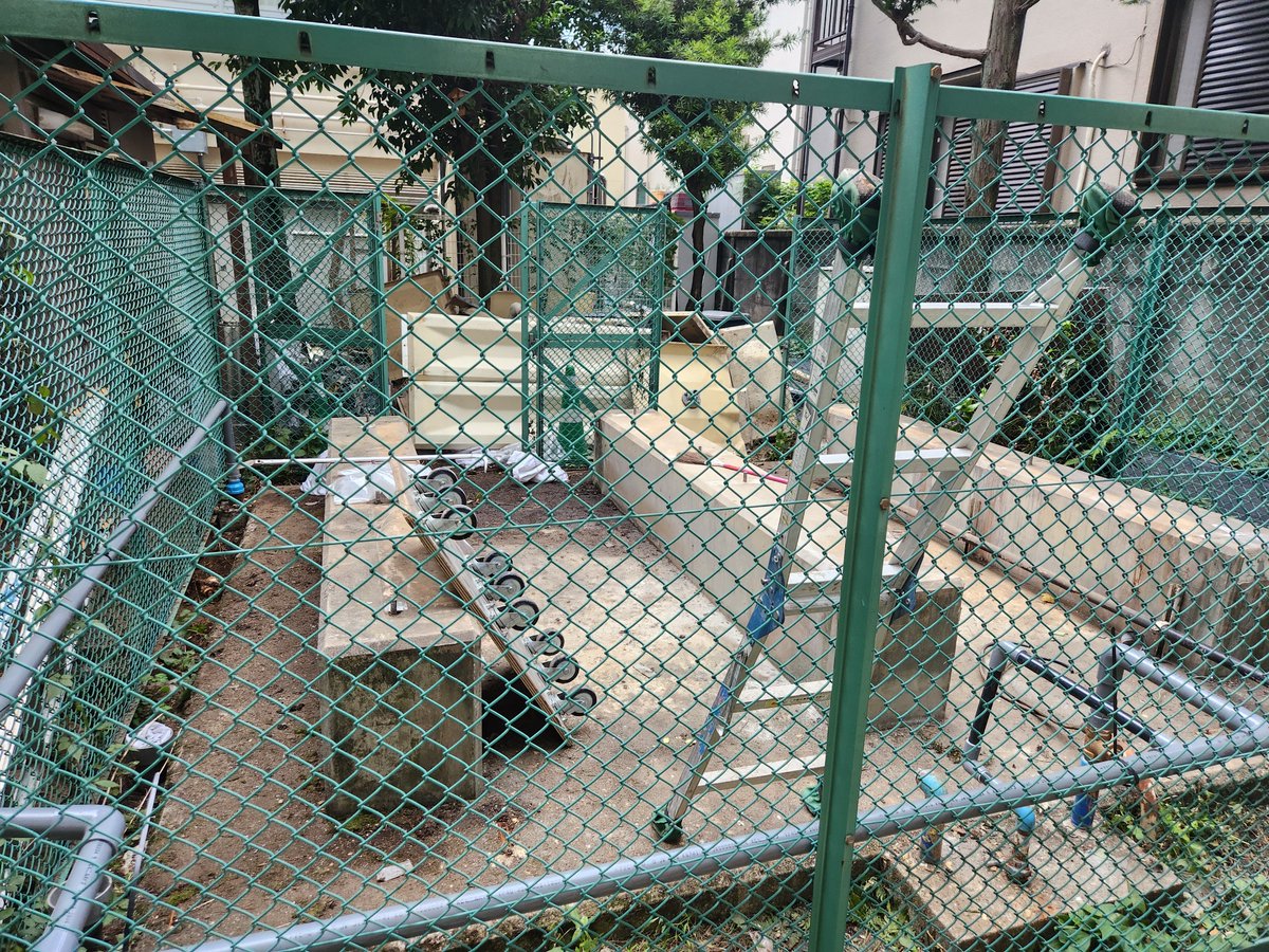 DD01020520's tweet photo. 雨がやばいなー(笑)ばらし終わってゴミ積んで帰りたいのに雨すごくて積めない🤣 https://t.co/IcbqnBySet