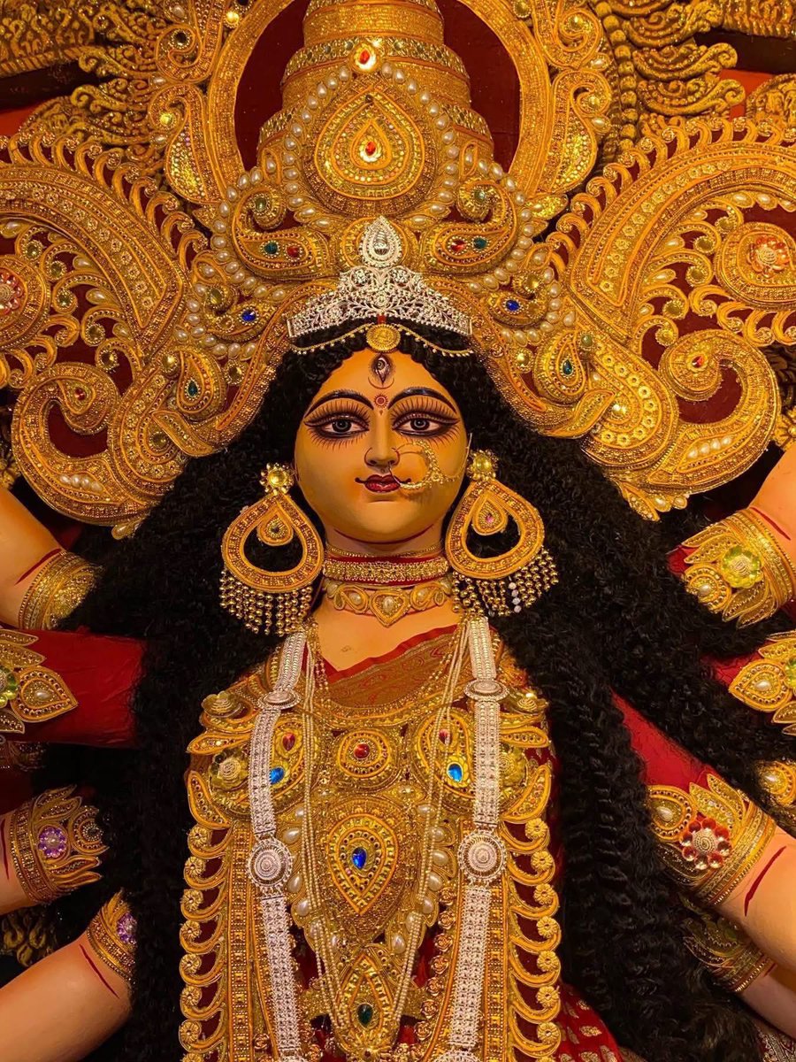 BibhasDas9's tweet photo. দেবী চণ্ডিকা সচেতন চিন্ময়ী, তিনি নিত্যা, তাঁর আদি নেই, তাঁর প্রাকৃত মূর্তি নেই, এই বিশ্বের প্রকাশ তাঁর মূর্তি।
নিত্যা হয়েও অসুর-পীড়িত দেবতা-রক্ষণে তাঁর আবির্ভাব হয়।
দেবীর শাশ্বত অভয়বাণী—
“ইত্থং যদা যদা বাধা দানবোত্থা ভবিষ্যতি ।।
তদা তদাবতীর্যাহং করিষ্যাম্যরিসংক্ষয়ম্‌ ।।” https://t.co/NYuwFrYfDW