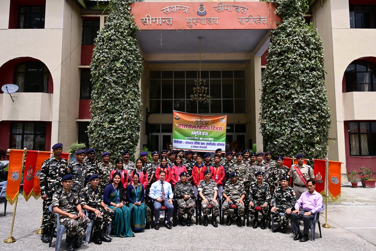 SSBFTRRANIKHET's tweet photo. #KargilVijayDiwas2026 के अवसर पर सीमांत मुख्यालय, रानीखेत में आयोजित कार्यक्रम में  बीरसीवा स्कूल के अध्यापकों एवं छात्रों ने बलकर्मियों को स्व-निर्मित देशभक्ति से प्रेरित पेंटिंग्स भेंट कर हमारे वीर शहीदों के प्रति सम्मान व्यक्त कर नमन किया।
@SSB_INDIA
#KargilWarHeroes https://t.co/1Bu6uIIFCa