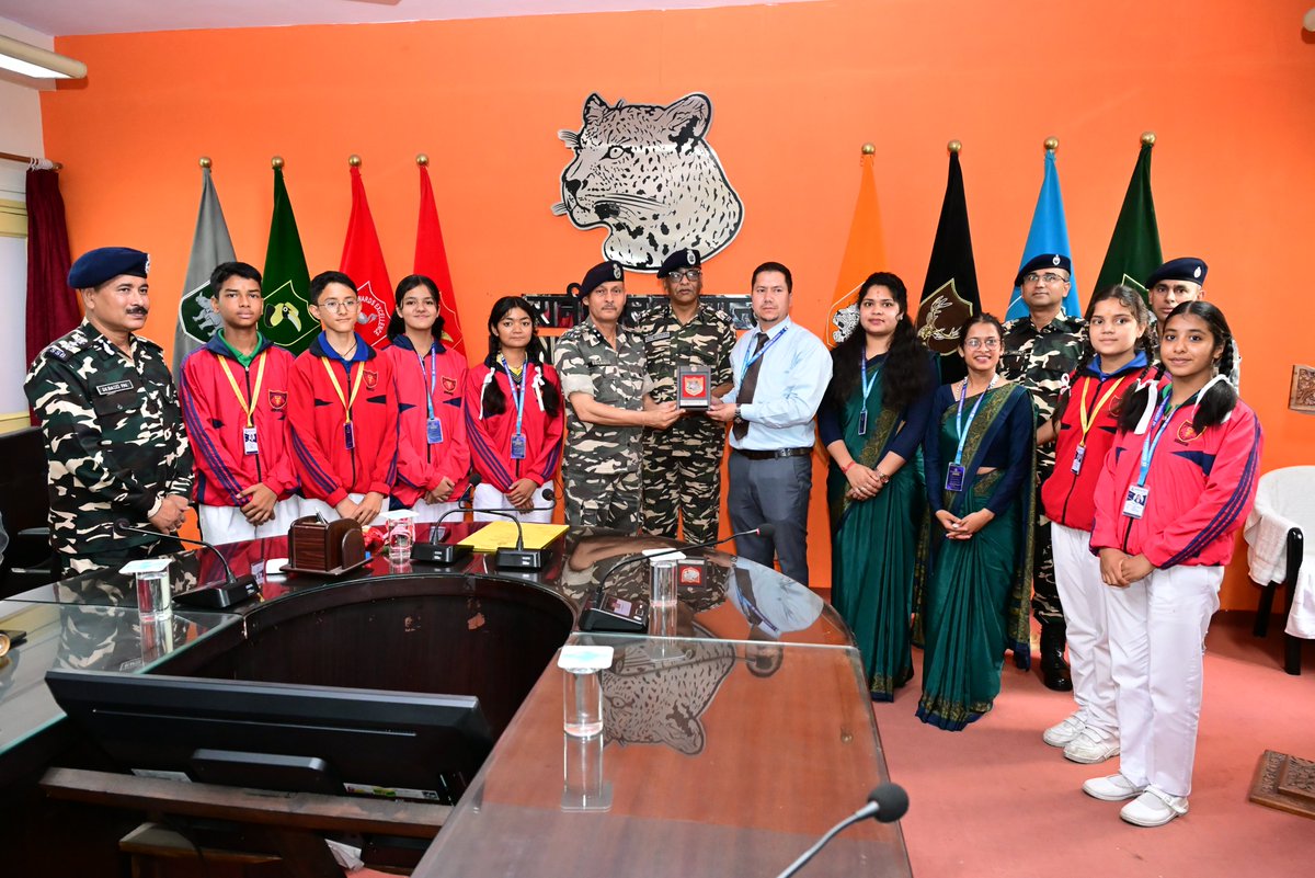 SSBFTRRANIKHET's tweet photo. #KargilVijayDiwas2026 के अवसर पर सीमांत मुख्यालय, रानीखेत में आयोजित कार्यक्रम में  बीरसीवा स्कूल के अध्यापकों एवं छात्रों ने बलकर्मियों को स्व-निर्मित देशभक्ति से प्रेरित पेंटिंग्स भेंट कर हमारे वीर शहीदों के प्रति सम्मान व्यक्त कर नमन किया।
@SSB_INDIA
#KargilWarHeroes https://t.co/1Bu6uIIFCa