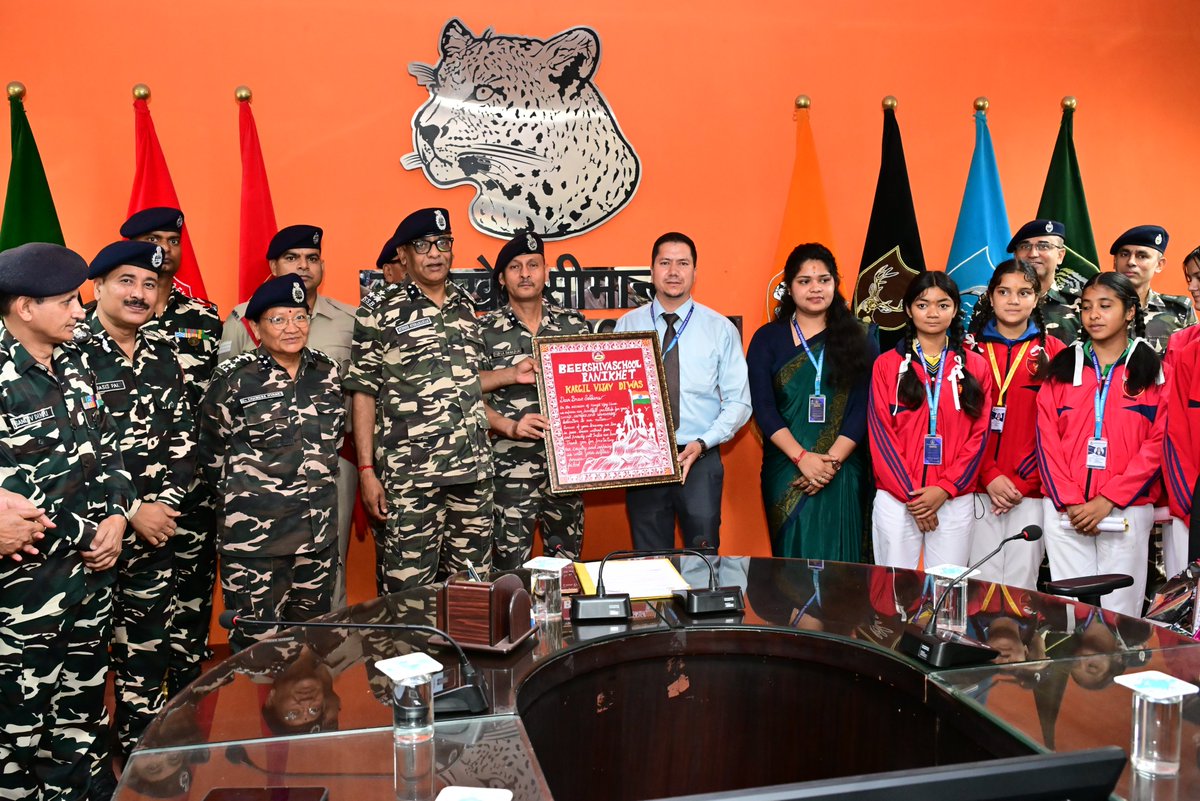 SSBFTRRANIKHET's tweet photo. #KargilVijayDiwas2026 के अवसर पर सीमांत मुख्यालय, रानीखेत में आयोजित कार्यक्रम में  बीरसीवा स्कूल के अध्यापकों एवं छात्रों ने बलकर्मियों को स्व-निर्मित देशभक्ति से प्रेरित पेंटिंग्स भेंट कर हमारे वीर शहीदों के प्रति सम्मान व्यक्त कर नमन किया।
@SSB_INDIA
#KargilWarHeroes https://t.co/1Bu6uIIFCa