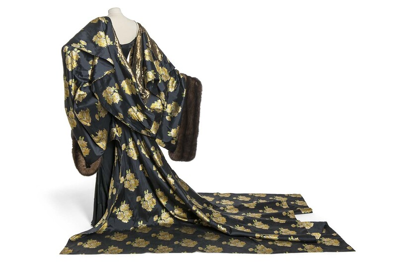 plummie9's tweet photo. Paris
John Galliano

Bohemian Lady San- 1998

Silk brocade with chrysanthemum motif ,lamé, fur

@madparisfr 
#FashionHIstory https://t.co/zT8C56nPJv