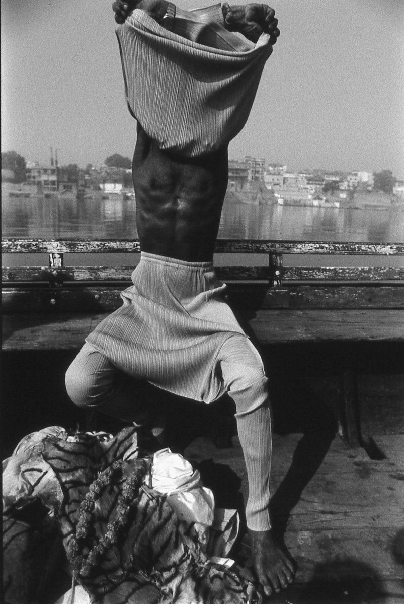 aseelswaid9's tweet photo. Issey Miyake Pleats Please campaign shot by Yuriko Takagi in Kenya, India, and Morocco (1995) https://t.co/s5rcEDr92O