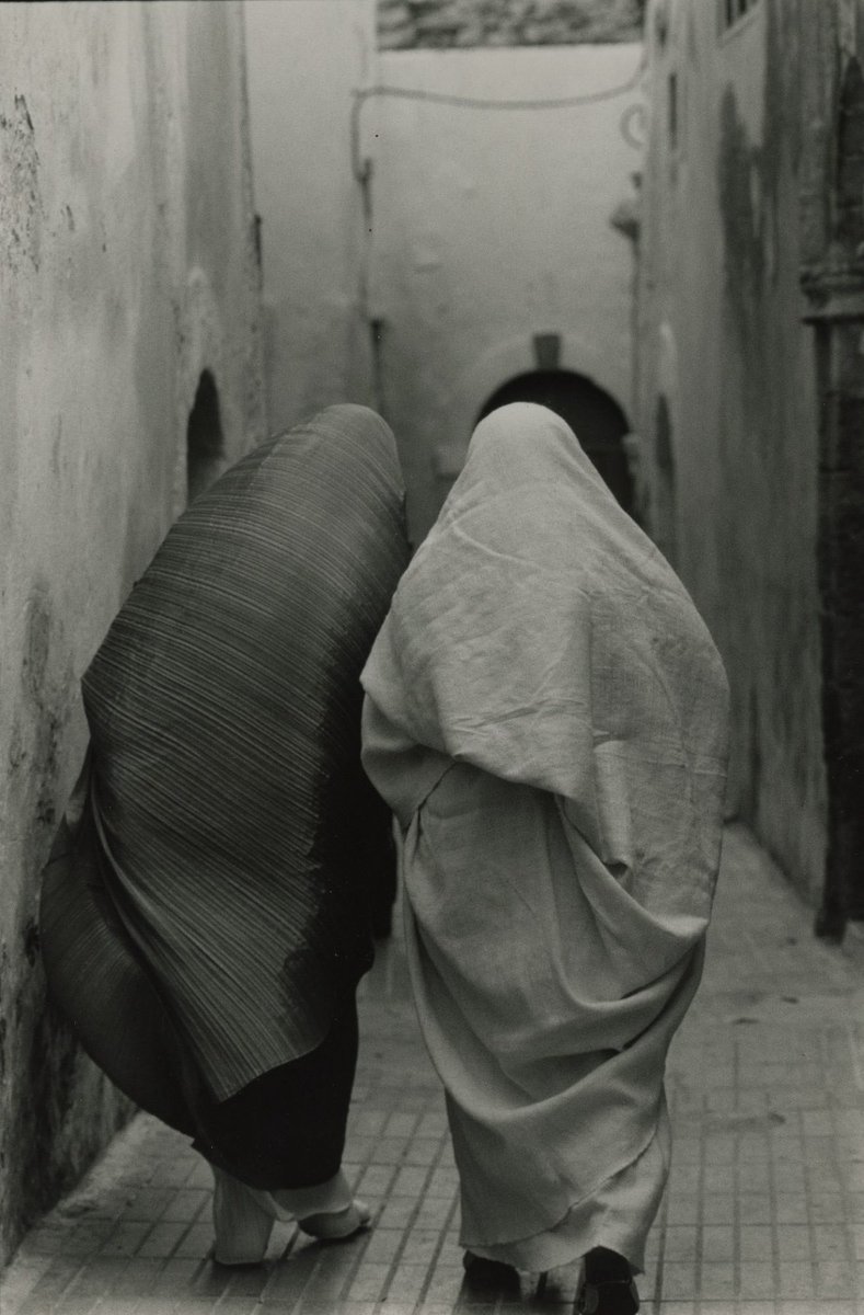 aseelswaid9's tweet photo. Issey Miyake Pleats Please campaign shot by Yuriko Takagi in Kenya, India, and Morocco (1995) https://t.co/s5rcEDr92O