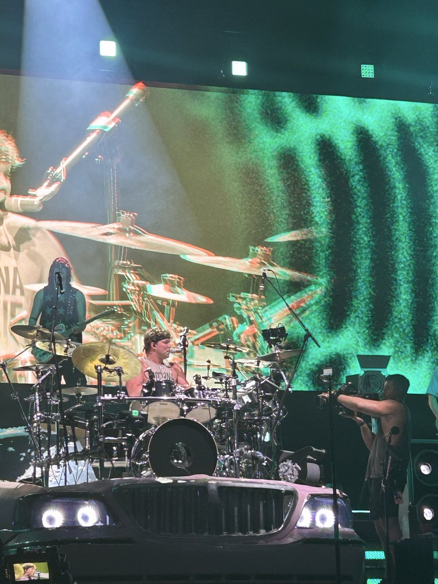 laurelitu's tweet photo. LO VI. ES REAL 

#5sos https://t.co/sXfKTnRGPc