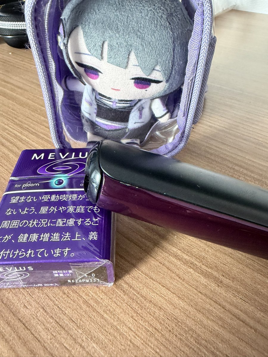 KyouPome's tweet photo. 出張先の周り遊ぶとこなさすぎるうえに雨やからずっとタバコ吸って推しのアーカイブ観漁ってる https://t.co/znTtEIHMU8