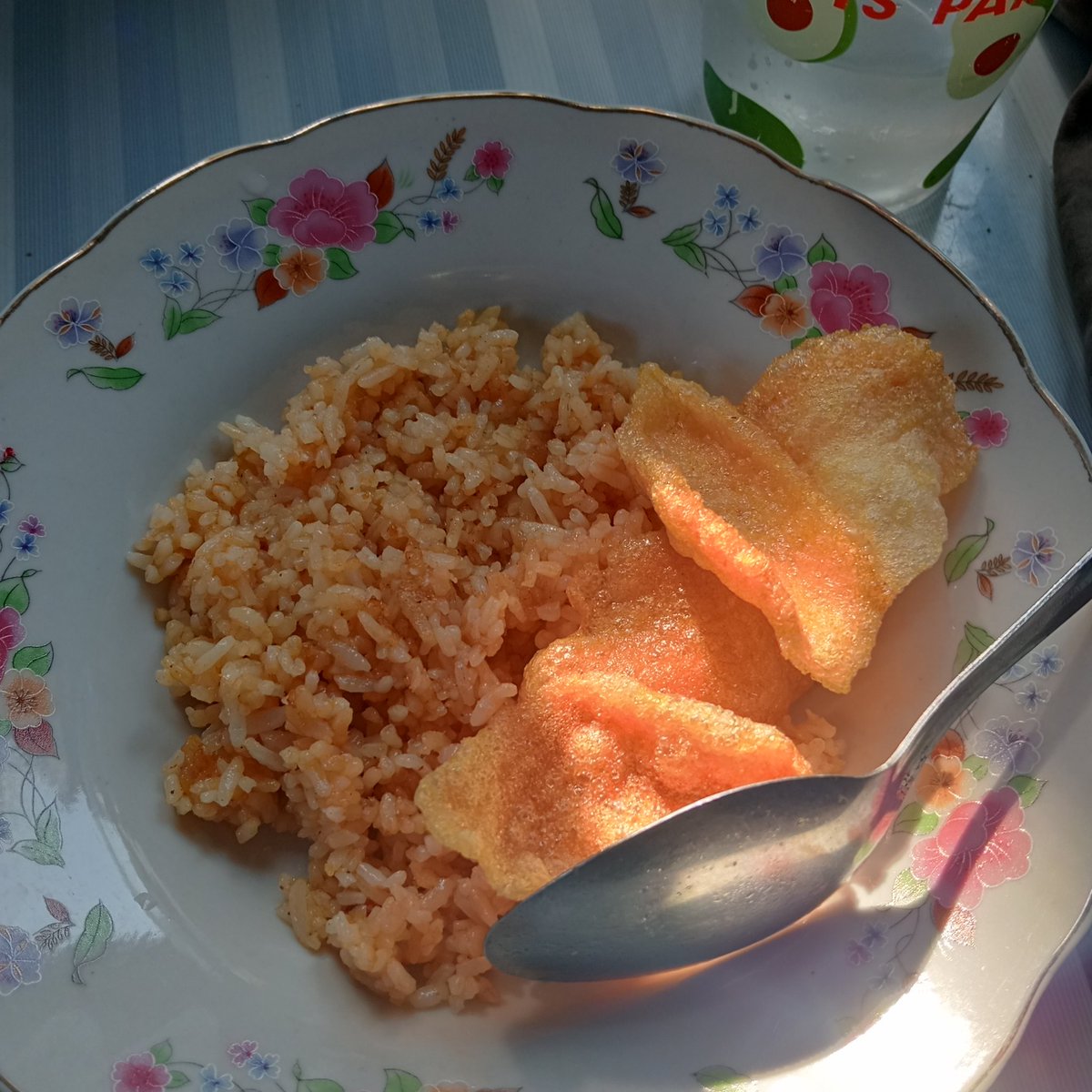 phalettoe's tweet photo. krna kesiangan ke CFD berakhir sarapan nasgor pake bumbu instan karena agak mager maw masak 😔🤏🏻 https://t.co/CZiBbqmssc