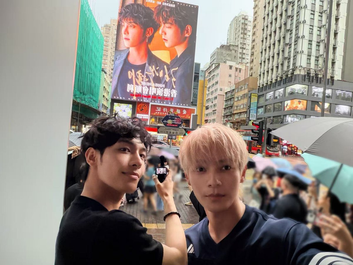 ThazinP26829639's tweet photo. XiZhao just updated Weibo with photos from yesterday's HK project visit🧡💛
#xizhao99 #heyanzhao #hechanxi #sammyschildrensday #何昶希 #何衍朝 https://t.co/L49DieWIsd