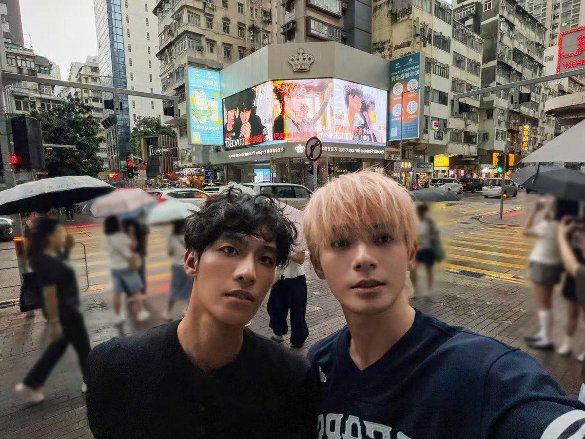 ThazinP26829639's tweet photo. XiZhao just updated Weibo with photos from yesterday's HK project visit🧡💛
#xizhao99 #heyanzhao #hechanxi #sammyschildrensday #何昶希 #何衍朝 https://t.co/L49DieWIsd