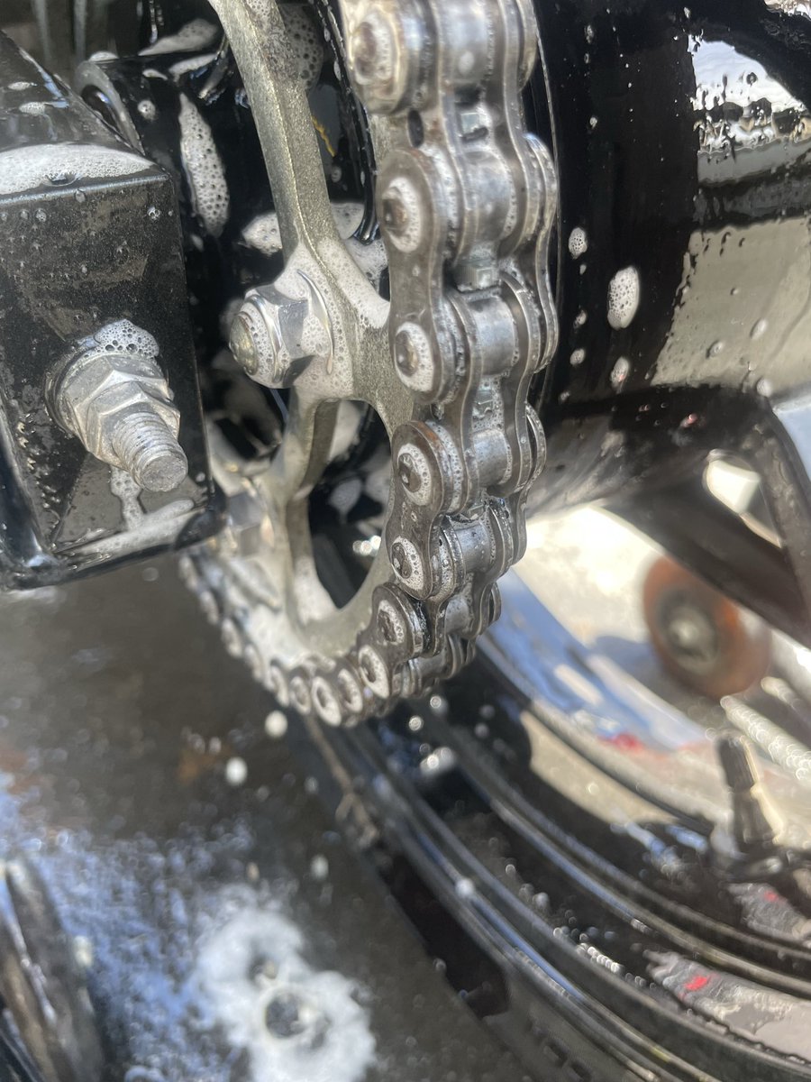 Xdn7CswordX's tweet photo. Z400のチェーン清掃・給油のご依頼いただきました！
こまめなメンテナンスで長持ちさせましょう！
差し入れランチもいただきありがとうございます！
#Z400 #チェーンメンテナンス https://t.co/tYsD2vRFTh