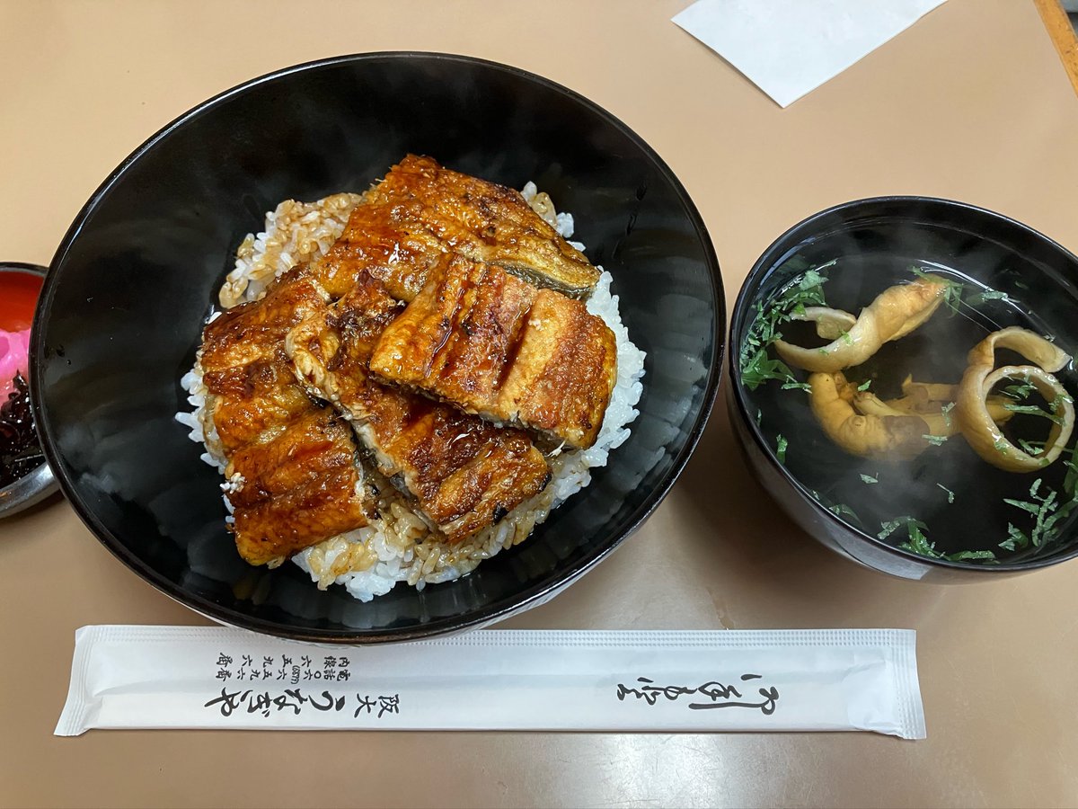 mamimume_empty's tweet photo. 午前活動の締めは土用の丑の日ということで阪大病院にある穴場スポットの鰻屋へ

国産炭火焼きうなぎがこの値段で食べれるのはすごい
奮発して特にしちゃいました
久しぶりにスーパーのじゃないうなぎ食べたから、皮がパリッとしてて美味しかった…！ https://t.co/dJOxwbrIqq