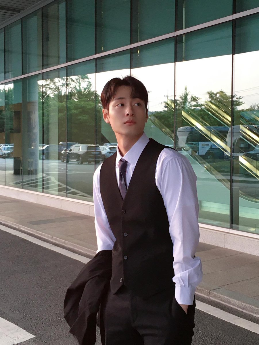 hwaeunso's tweet photo. main            vs               side https://t.co/XWtaHE5ZTo