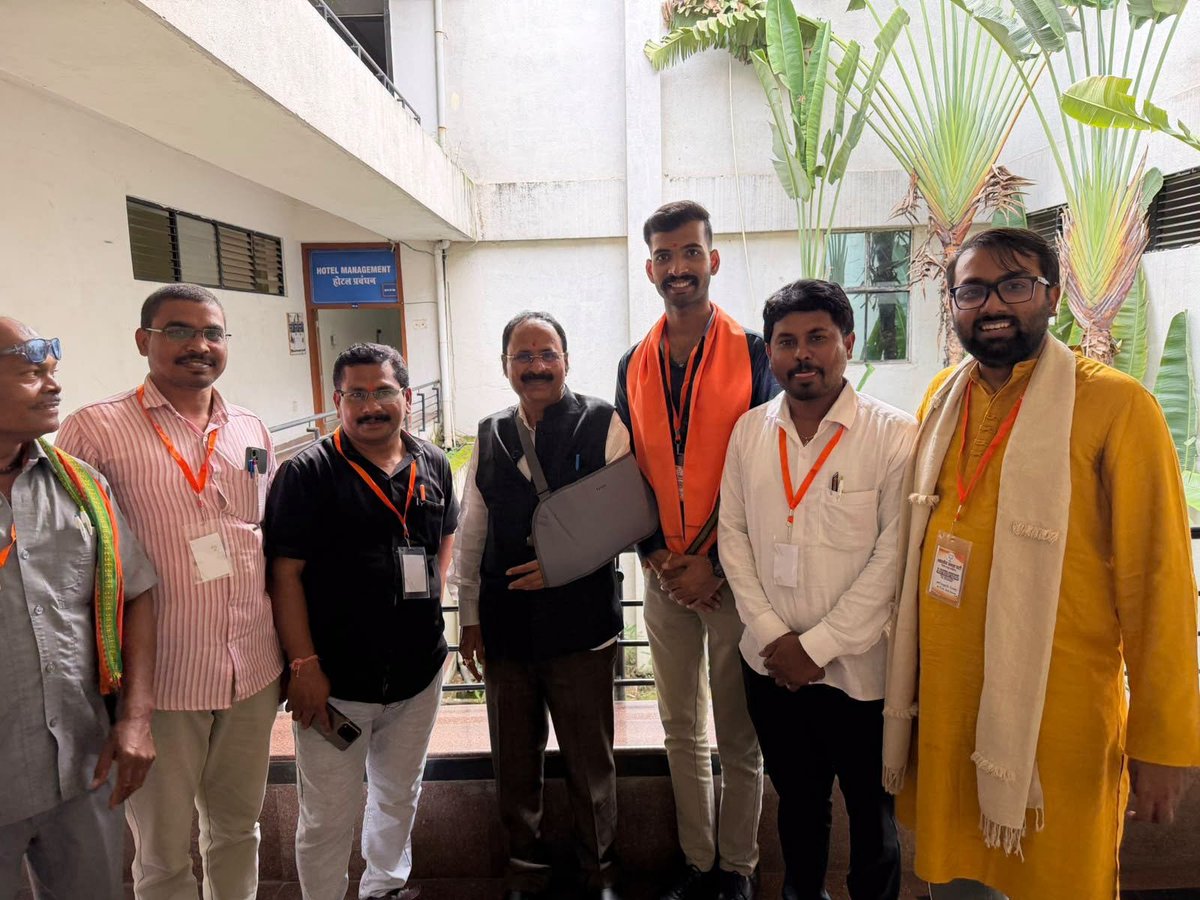ToshanSahu's tweet photo. भाजपा शिक्षा प्रकोष्ठ रायपुर के द्वारा आंजेन्य यूनिवर्सिटी में आयोजित  AI Training Workshop में सहयोगी साथियों के साथ शामिल हुए AI Training Workshop में AI के बारीकियों को बताया गया..

@BJP4CGState https://t.co/bkDHlg7br0