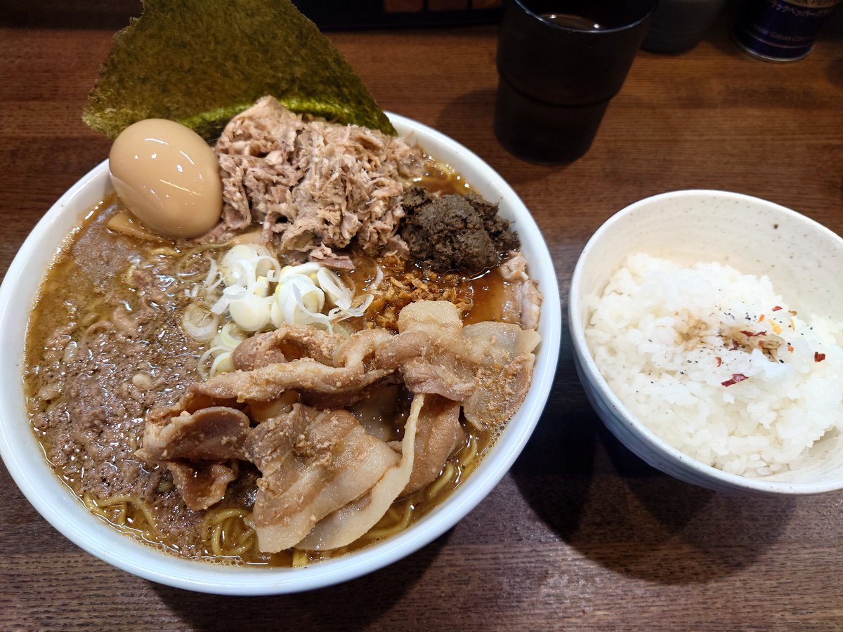 hara0923's tweet photo. 一条流中華そば智颯
鰻肝特製100大盛
はし肉＋イカブースト
ライス
鰻は苦手だけどこの100は喜んで食べます🤭いつもの丼が売り切れで悲しいwこれで午前中に失った塩分補給は完璧です😊肝脂とイカ強めほんのり鰻感で極上の1杯！
#一条流中華そば智颯
#浦の星麺友会 https://t.co/hVaNEjaRhu