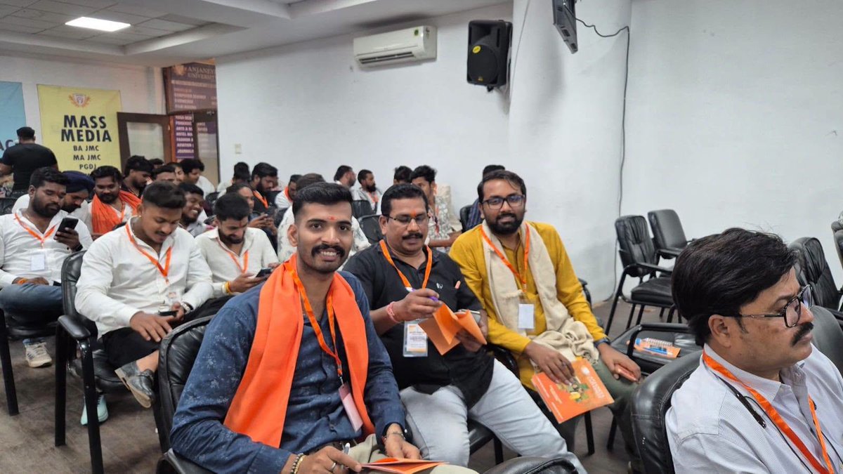 ToshanSahu's tweet photo. भाजपा शिक्षा प्रकोष्ठ रायपुर के द्वारा आंजेन्य यूनिवर्सिटी में आयोजित  AI Training Workshop में सहयोगी साथियों के साथ शामिल हुए AI Training Workshop में AI के बारीकियों को बताया गया..

@BJP4CGState https://t.co/bkDHlg7br0