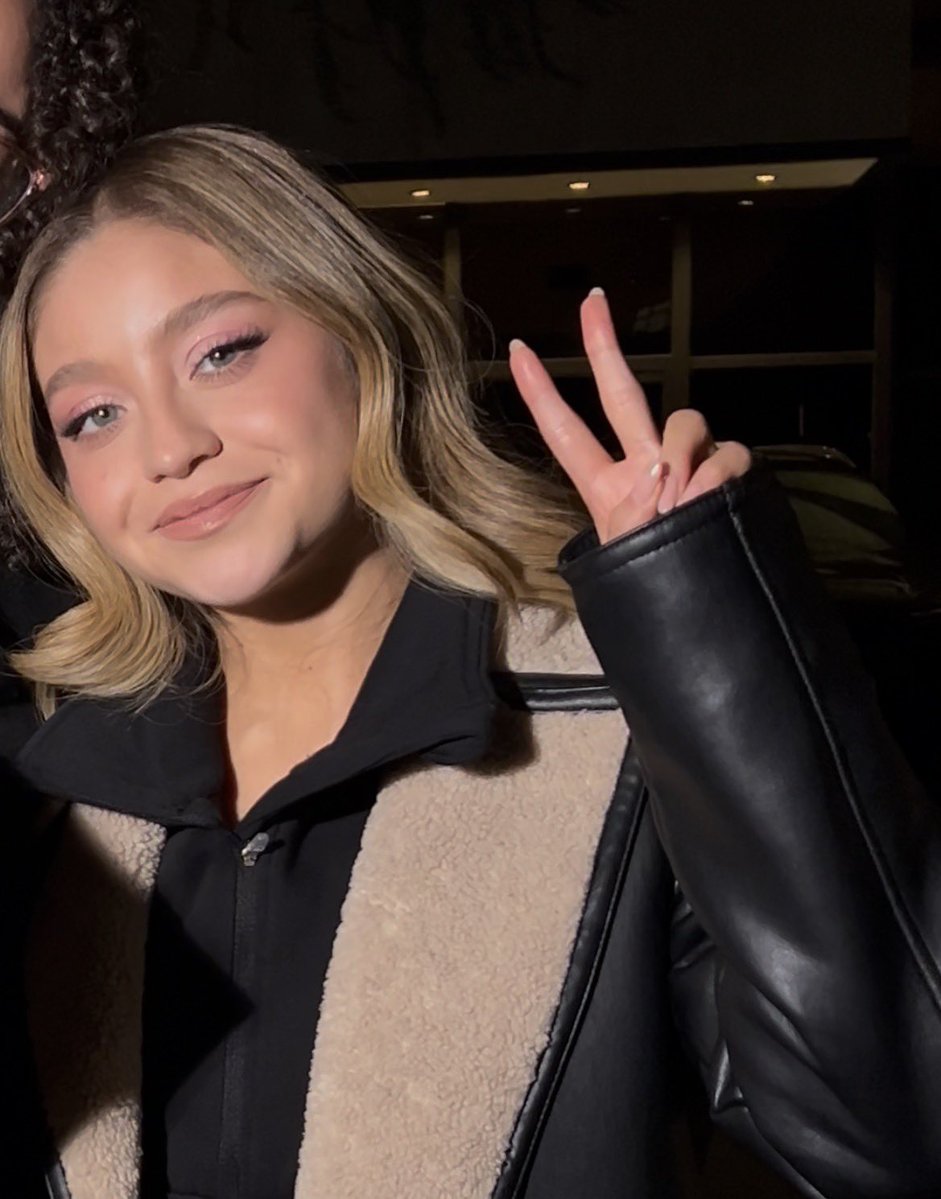 sevillakbrasil's tweet photo. 📸 | Karol Sevilla hoje atendendo fãs no hotel em São Paulo 🇧🇷 https://t.co/wV5DrYuYjj