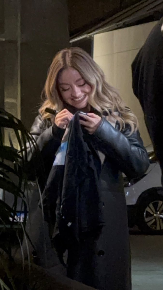 sevillakbrasil's tweet photo. 📸 | Karol Sevilla hoje atendendo fãs no hotel em São Paulo 🇧🇷 https://t.co/wV5DrYuYjj