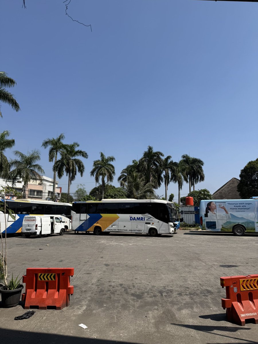 ghi_farri's tweet photo. Touch down Sawangan. Thank you D41, cukup 1 jam doang Lebak Bulus-Terminal Sawangan 🫡🫡 https://t.co/l5yUPbGAaq