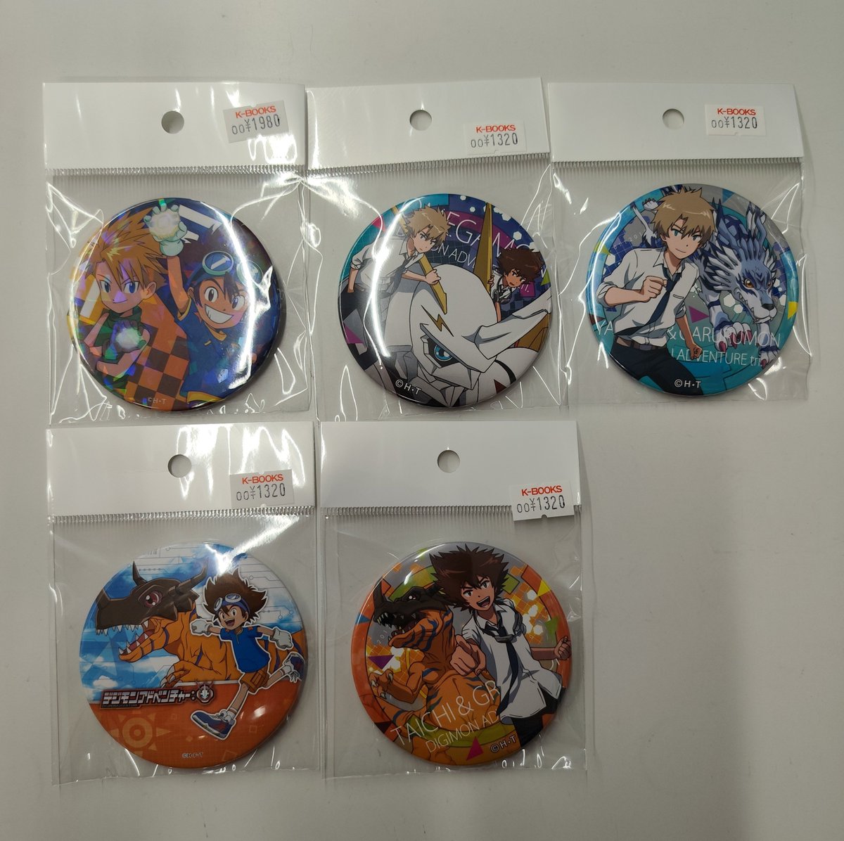 デジモン　ドでか缶バッジ 入荷情報】デジモン ドでか缶バッジ 入荷しました✨️ #kbooks 太一