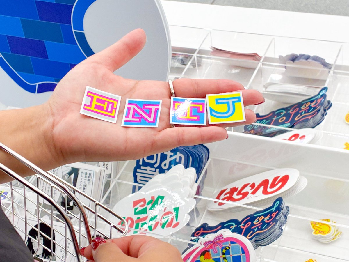 Risako_designui's tweet photo. 【お仕事情報】
近畿大学オープンキャンパスで行われている
Appleさんのイベント「sticker studio」のステッカー及び壁面デザインを担当いたしました! 

会場を大きく使った素敵な空間になっています！✴︎よろしくお願いします！
#hellokindai
#apple https://t.co/u14nfmDhOO