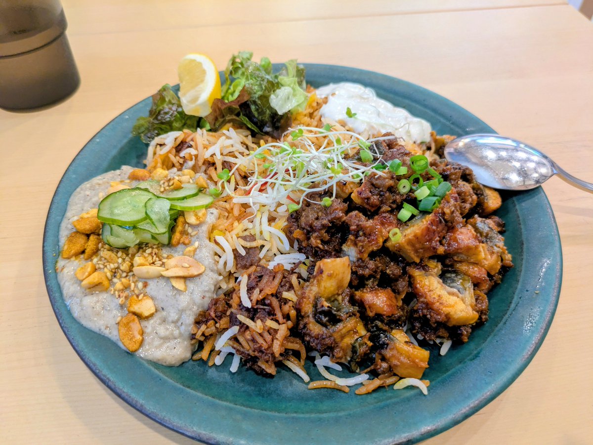 georgeeeen's tweet photo. 週末はカレーなのじゃ
土用の丑の日ということで鰻のビリヤニにうな牛キーマと白焼きキーマ
とってもスパイシーで良 https://t.co/bJkwl1Nmi2