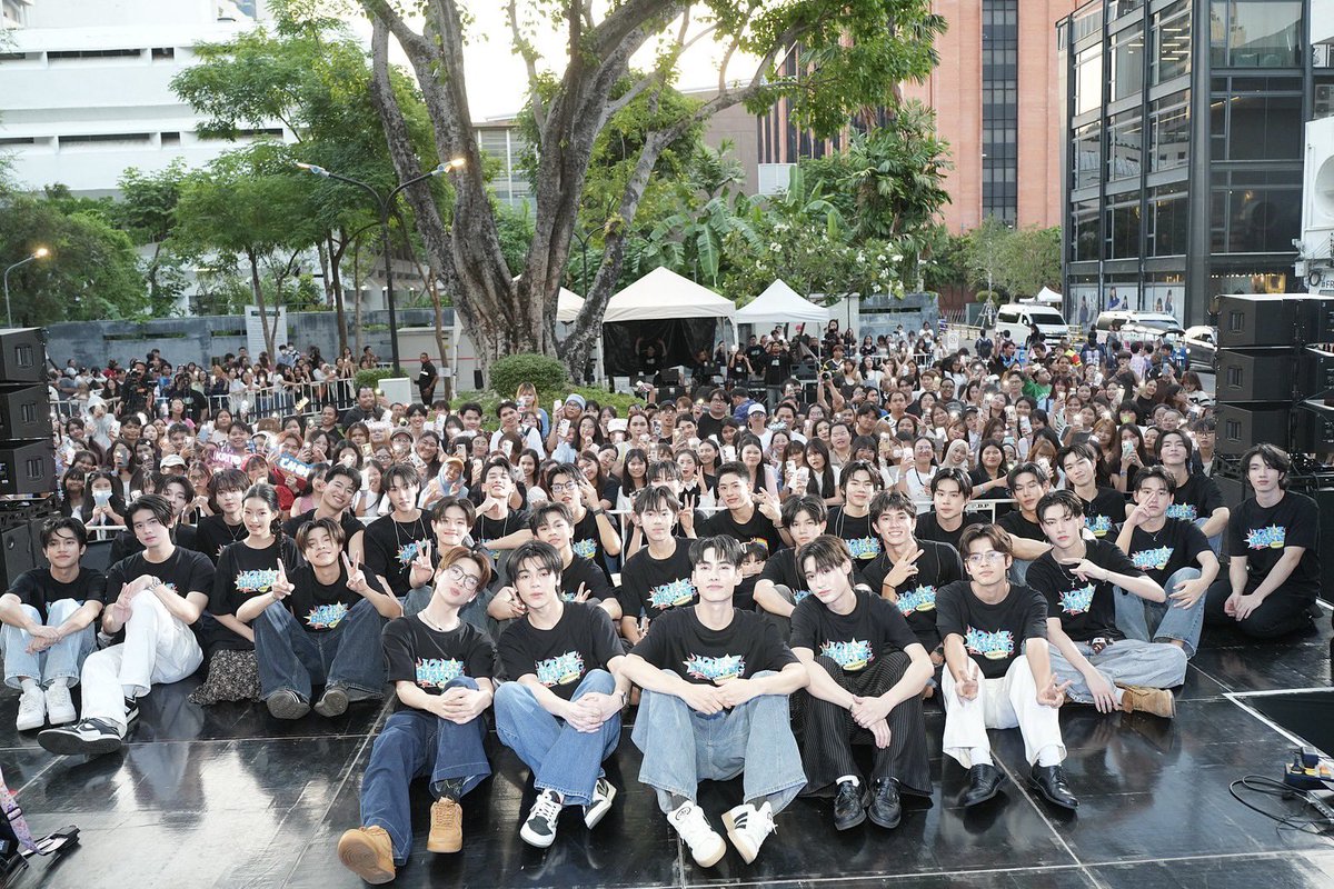 theseriesy_th's tweet photo. TIA51 จัด “BUSKING ORIENTATION  l LOVEx3 หลักสูตร(รัก)ภาคบังคับ” แท็กทีม iQIYI และ ช่อง9 พร้อมเปิดตัว MVคำตอบ บนจอ LED กลางสยาม

#LOVEx3_Busking1 
#BuskingLOVEx3
#LOVEx3 
#tia51
#ช่อง9กด30 #iQIYI

       นี่แค่อุ่นเครื่องก็ทำเอาสยามแทบแตก “TIA51” จัดกิจกรรม “BUSKING ORIENTATION  l LOVEx3 หลักสูตร(รัก)ภาคบังคับ” กลางสยามสแควร์ พร้อมแท็กทีมผู้ใหญ่ใจดีอย่าง iQIYI และ ช่อง9กด30 ที่จัดกิจกรรมให้แฟนๆผู้โชคดีได้เข้าร่วมกิจกรรมกว่า 300 คน งานนี้ TIA51 จัดโชว์มาแบบจัดเต็มให้สมกับเป็นค่ายของวัยรุ่น Gen Z ในยุคนี้

เริ่มต้นกิจกรรมด้วยน้องจาก TIA MUSIC นำโดย ฟอร์ด(นักร้องนำ) ซัน(กีต้าร์) แซน(กลอง) ปลาเก๋า(กีต้าร์) คอปเตอร์มิน(เบส) และโทบี้(คีย์บอร์ด) ที่เป็นการอุ่นเครื่องบรรยากาศของงาน  โชว์ที่ 2 จาก 3หนุ่มเมนแด๊นซ์ ที่ทำเอาเวทีแทบลุกเป็นไฟ กับโชว์ Baddie Dance ของ กฤษฎิ์ ดีดี ฟอร์ด ด้วยสเต๊ปและท่าเต้นสุดเซ็กซี่ เรียกเสียงกรี๊ดจากแฟนๆได้ตลอดทั้งการแสดง ต่อด้วยโชว์สุดพิเศษจาก 8 จากซีรีส์ LOVEx3 หลักสูตร(รัก)ภาคบังคับ  เริ่มจากคู่ “กฤษฎิ์-ภพ” ที่มากับโชว์เพลง “ดอกไม้ไฟ” เป็นเพลงโปรดคู่นี้เลยกว่าได้งานนี้หนุ่มกฤษฎิ์จัดเสิร์ฟโมเมนต์น่ารักหวานๆสไตล์คนซึนให้ได้แฟนๆได้ชื่นใจไปตามๆกัน ต่อด้วยโชว์จาก “เอ็นเจ-โชค” ที่งานนี้บอกได้ว่ามีน้ำตาไปตามๆกัน เมื่อหนุ่มเอ็นเจขอพูดความในใจที่อยากมอบให้กับพี่ชายพาร์ทเนอร์อย่างพี่โชค ก่อนจะโชว์เพลง “คำตอบ” ที่เรียกได้ว่าเป็นโชว์ที่มีทั้งรอยยิ้มและน้ำตา และต่อด้วยโชว์ที่แฟนๆต่างยกให้ว่านี้คือโชว์ของคู่ที่คลั่งรักที่สุดใน TIA51 กับ “เปา-ต้นกล้า” ที่มาพร้อมเพลง “อู้บ่จ้าง” ที่ต้องยกให้ว่าเป็นคู่ที่เซอร์ไพรส์ทุกคนได้มากที่สุด งานนี้หนุ่มเปาลงทุ่มจัดเสื้อสกรีน “ติดจอง ผม=คิว0” ทำเอาแฟนๆกรี๊ดสนั่นทั้งงาน ส่วนต้นกล้าก็ไม่แพ้กันเตรียมผลไม้มาป้อนเพิ่มดีกรีหวานร้อยให้ทุกคนได้อิจฉา และคู่สุดท้ายกับ “โฟค-พีค” ที่มาด้วยเพลง “ชอบก็จีบ” ที่มาพร้อมความสดใสน่ารักกับท่าเต้นน่ารักที่ทำเอาแฟนต่างต้องเทใจให้คู่นี้ แม้ว่าทั้งคู่จะมีอาการป่วยแต่ก็เต็มที่กับการแสดง ต้องปรบมือให้สปิริตของคู่นี้จริงๆ จากนั้นเป็นกิจกรรมการพูดคุยกับเหล่านักแสดง และร่วมเล่นกิจกรรมแจกของรางวัลให้กับผู้เข้าร่วมกิจกรรมภายในงาน ก่อนจะที่เหล่านักแสดงในซีรีส์จะร่วมกันร้องเพลง “Multiply My Love” 

ปิดท้ายด้วยการรับชม MV “คำตอบ” เพลงประกอบซีรีส์ “LOVEx3 หลักสูตร(รัก)ภาคบังคับ” พร้อมกันครั้งแรกกับแฟนๆบนจอ LED ของตึก TIA51 กลางสยามสแควร์ กับนักแสดงทั้งหมดของเรื่อง ตลอดการรับชมสามารถเรียกเสียงกรี๊ดจากแฟนๆ ทันทีที่จบลงก็ได้รับเสียงปรบมือจากทุกคนที่มาร่วมในงาน และทุกคนต่างพูดเป็นเสียงเดียวกันว่าจะต้องเป็นซีรีส์ที่ทำให้ทุกคนมีความสุขได้อย่างแน่นอน

สามารถติดตามชมซีรีส์ LOVEx3 หลักสูตร(รัก)ภาคบังคับ ได้ทุกวันอาทิตย์ เวลา22.30น. ทางช่อง9 กด30 และ UNCUT VERSION เวลา22.30น. ทาง iQIYI และ https://t.co/9MNbEsy5lh ที่เดียวเท่านั้น เริ่มตอนแรก 16  สิงหาคมนี้