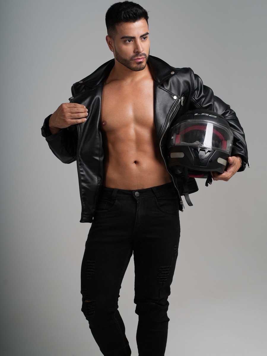 mariolcyrus's tweet photo. Andrés Carmona #blackleatherjacket #leatherjacket #jacket #blackjacket #fetish #leatherjacketfetish #leather #leathermen #leatherman #instagram #men #clothes #menclothes https://t.co/kNmz2m76mT