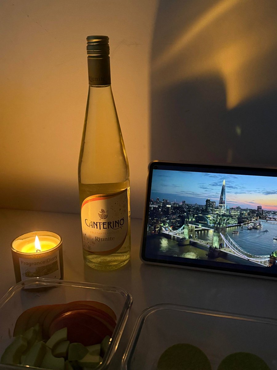 Emily232ivi's tweet photo. I’m really getting into having a nightcap. The white wine I picked this time is delicious it’s just the kind of sweet wine I like. Paired with sweet shrimp and my homemade tacos, it’s shaping up to be another fun Saturday. https://t.co/DZIbMojoH2