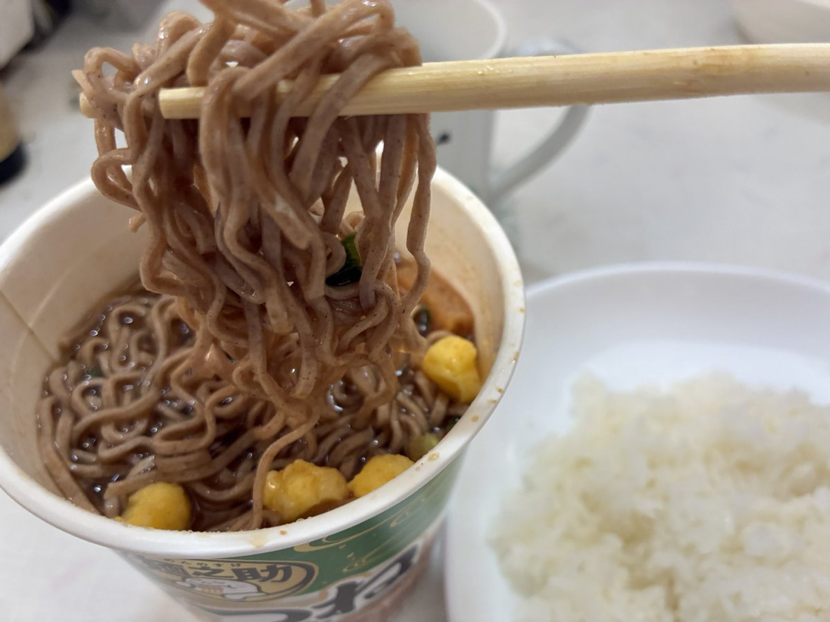 iku0911930's tweet photo. 本日の麺活〜！🍜
マルちゃん麺之助きつねそば＆朝の残りご飯🍚
このカップ麺もちょっとした我が家の定番、わりと辛めの出汁で今日も美味しく頂きました〜🎵😋 https://t.co/p8qQKJLuFC