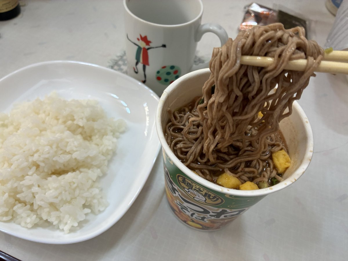 iku0911930's tweet photo. 本日の麺活〜！🍜
マルちゃん麺之助きつねそば＆朝の残りご飯🍚
このカップ麺もちょっとした我が家の定番、わりと辛めの出汁で今日も美味しく頂きました〜🎵😋 https://t.co/p8qQKJLuFC