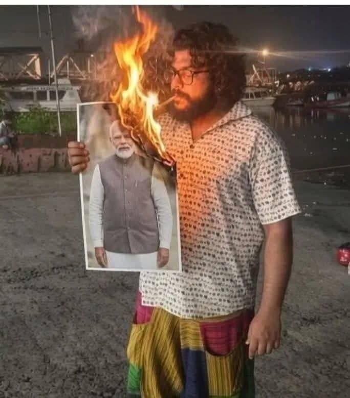 Krishna73674119's tweet photo. கம்யூனிஸ்ட் சௌமிக் சாட்டர்ஜி, பிரதமர் மோடியின் படத்தை சிகரெட்டால் எரித்து புகைக்கும் அந்த புகைப்படத்தை தனது சமூக வலைதளத்தில் வெள்ளியன்று பதிவிட்டார்.

சனிக்கிழமை அன்று, அவர் பராசத் காவல் துறையினரால் கைது செய்யப்பட்டார். https://t.co/S6ylWJpFPV