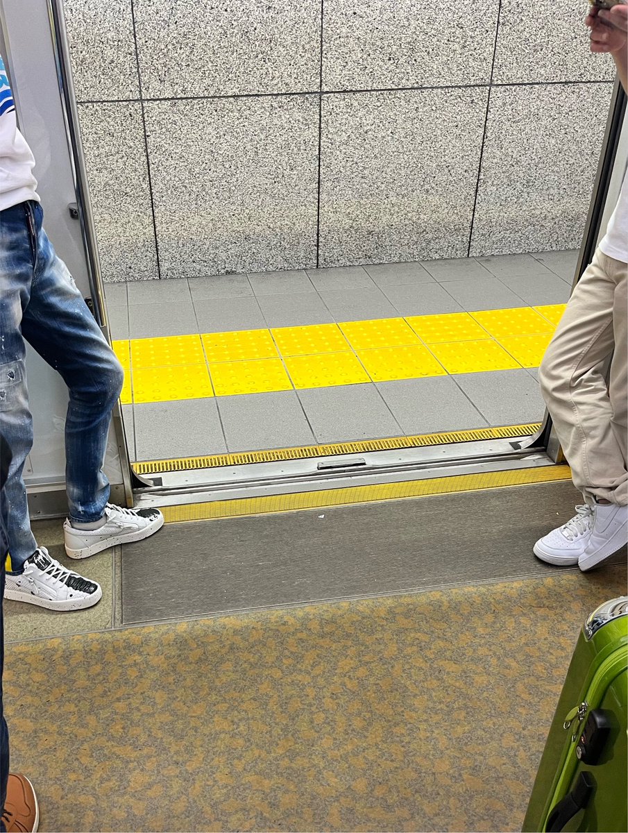 Chen_Touhou_'s tweet photo. 列車とホームの間に段差も隙間もない…だと！？ https://t.co/w0jngAxvEn