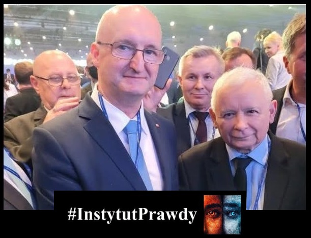 InstytutPrawdy's tweet photo. Hipokryzja Kaczyńskiego i PiS ujawniona: 366 tysięcy wiz dla Afryki i Azji pod dyktando partii.

Według ponad 300-stronicowego raportu Najwyższej Izby Kontroli, za rządów PiS wydano 366 551 wiz obywatelom krajów muzułmańskich, afrykańskich i azjatyckich. To była świadoma polityka obliczona na zysk z korupcji. Ministerstwo Spraw Zagranicznych pod wodzą nominatów Jarosława Kaczyńskiego nie tylko nie kontrolowało, kto wjeżdża do Polski, ale wręcz zabraniało konsulom weryfikować kwalifikacje wnioskodawców. Spawacz bez uprawnień, kierowca bez doświadczenia, żaden problem - normy wizowe musiały być wykonane.

Raport NIK miażdży PiS. Działania MSZ były „niezgodne z prawem, niecelowe i nierzetelne”, a cały mechanizm, „nietransparentny i korupcjogenny”. Na konsulów wywierano nieustanny nacisk, by wydawali jak najwięcej wiz, bo w Polsce masowo przyznawano zezwolenia na pracę. Brak priorytetów, brak kontroli, brak odpowiedzialności. Do Polski wpuszczano setki tysięcy osób, o których nikt nie wiedział, kim naprawdę są i co tu będą robić. Część wiz Schengen otwierała drogę do całej Europy.

To ta sama partia, która przez lata straszyła Polaków „zalewem imigrantów”, budowała mur na granicy z Białorusią i krzyczała o zagrożeniu terroryzmem. Jarosław Kaczyński i jego ministrowie, Witold Waszczykowski, Jacek Czaputowicz, Zbigniew Rau, Szymon Szynkowski vel Sęk, ponoszą bezpośrednią odpowiedzialność. To oni nadzorowali chaos, w którym pośrednicy zarabiali krocie, a służby ostrzegały przed ryzykiem dla bezpieczeństwa państwa. PiS wpuszczał migrantów drzwiami frontowymi, jednocześnie grając na strachu przed nimi.

Skala poraża, w latach 2018–2022 Polska wydała 6,5 miliona wiz, więcej niż Niemcy czy Hiszpania. Blisko 174 tys. z tych „afrykańsko-azjatyckich” trafiło w kluczowym okresie 2021–2023. Konsulowie dostawali listy nazwisk do przyspieszenia, a system informatyczny był tak dziurawy, że nie dało się zweryfikować nawet 17 tys. wiz studenckich. To nie administracja, to maszynka do importu taniej siły roboczej i korupcji.

Kaczyński, który pozycjonował się jako obrońca chrześcijańskiej Europy, pozwolił na masową migrację z krajów o zupełnie innej kulturze i strukturze społecznej. Bez debaty publicznej, bez strategii, bez troski o integrację. Tylko cyniczna gra: retoryka antyimigrancka dla elektoratu i realne interesy dla biznesu i partyjnych układów.

Raport NIK to nie opinia opozycji, to urzędowy dokument państwowej instytucji kontroli. Potwierdza najgorsze podejrzenia: PiS zdradził własne hasła, naraził bezpieczeństwo Polaków i zostawił po sobie bombę demograficzną i społeczną. Jarosław Kaczyński nie może udawać, że nic nie wiedział. Jako lider partii i szara eminencja rządu odpowiada za całość.

Czas na rozliczenie. Polska nie może pozwolić, by hipokryzja i niekompetencja tej ekipy pozostały bezkarne. 366 tysięcy wiz to nie statystyka, to dowód na systemowe zdradzenie interesu narodowego. PiS musi odpowiedzieć przed Polakami i przed sądem.

#InstytutPrawdy