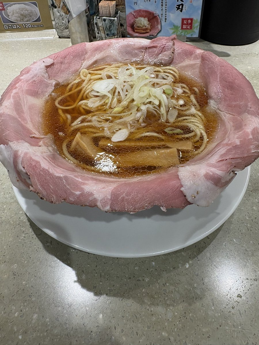 carp_deepred's tweet photo. お昼はカツ丼食べたかったけど却下されたので前から気になってたラーメン大戦争に来ましたよ。メニューは関西だし醤油ラーメンのピストル。チャーシューは一枚から五枚まで選べて替え玉半玉も無料。麺もモチモチでスープと相性良く無茶苦茶美味でした！ https://t.co/ZHYoYyEEkR