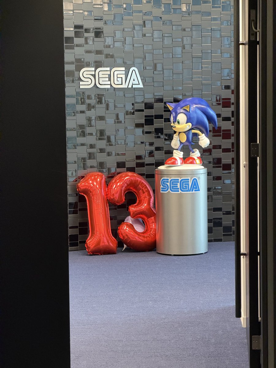 mdrkw_hikaru's tweet photo. 周年記念日当日にイベントってだけでエモいのに、SEGA本社で開催されるなんて素敵💕ソニックが13周年お祝いしてくれてましたよ。念願のカプセル義勇軍もひかせてもらったし、メッセージボードにシュザも描いてきました😅サバサンド美味しいしめっちゃボリューミー♪
#チェンクロ_ユグド祭2026 https://t.co/rZt209Rahp