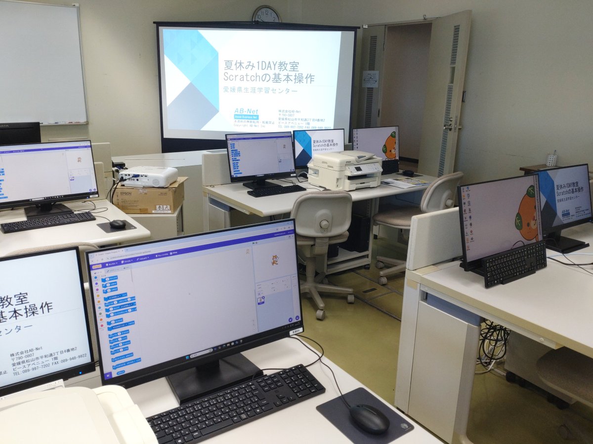 it_lecture's tweet photo. 昨年に引き続き、愛媛県生涯学習センターの夏休み1day講座。
小学生対象のゲームプログラミング3回コース。
初回はScratchの基本的な使い方と地面を転がってくる岩をネコがジャンプして避けるゲーム作り。
あと２回、日曜の午前開催。
次は風船割りゲーム。
まだ空席あります。

#愛媛県 #生涯学習 https://t.co/wcFID0OeBW