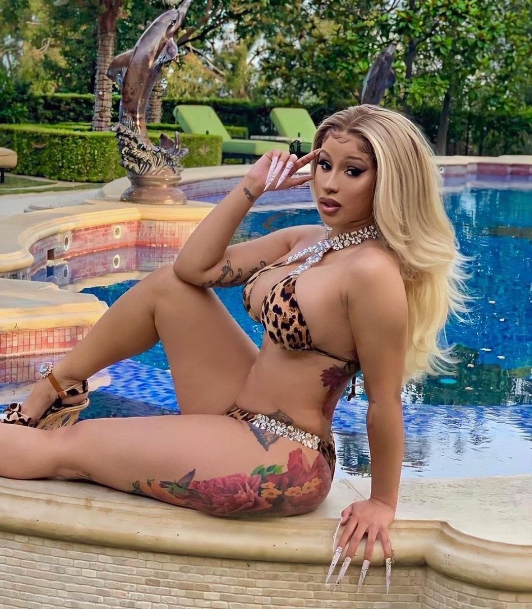 CardiBLikeDat's tweet photo. Late but sexy Saturday https://t.co/lmpnZ8FlmM