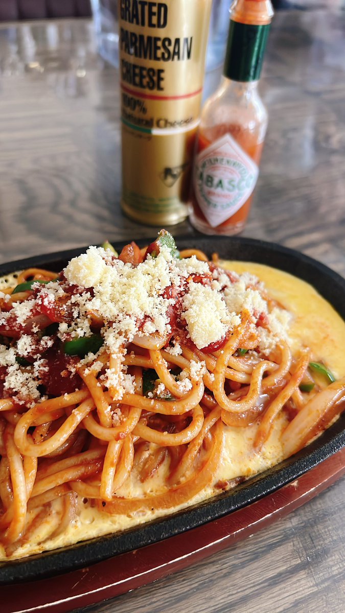 _miue_'s tweet photo. お昼は大好きな鉄板ナポリタン🍝💕
お家だと粉チーズだばだばかけ放題ww https://t.co/FM7yQGruZx