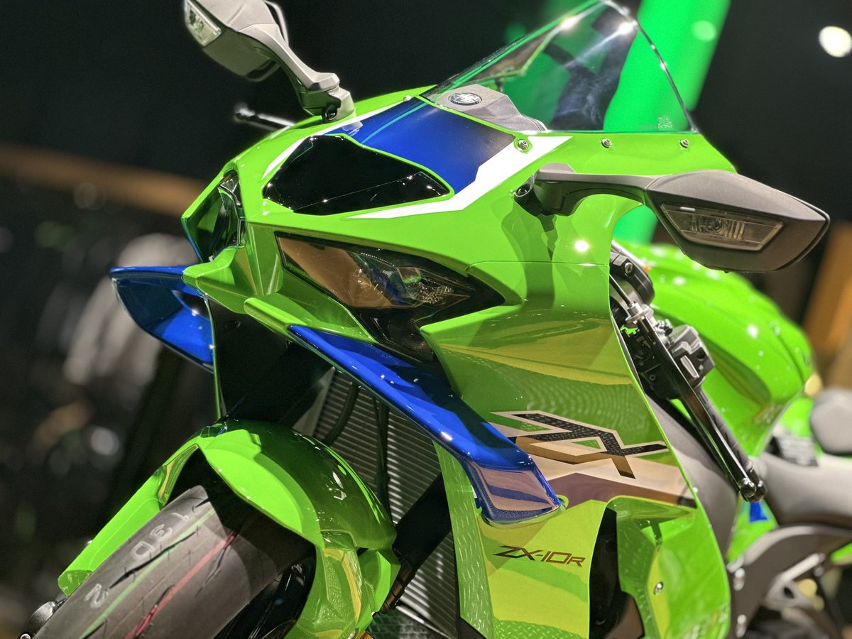 PLAZA_MATSUMOTO's tweet photo. こんにちは。
#カワサキプラザ松本 です！

【新型のNinja ZX-10R 展示中！】

ニューフェイスへと生まれ変わり、大型ウイングレットも装備されました。
迫力がありとってもかっこいいです！

実車を店頭にてご覧いただけますのでお気軽にお立ち寄りください！

皆様のご来店をお待ちしております。 https://t.co/c0vDqoY8WU