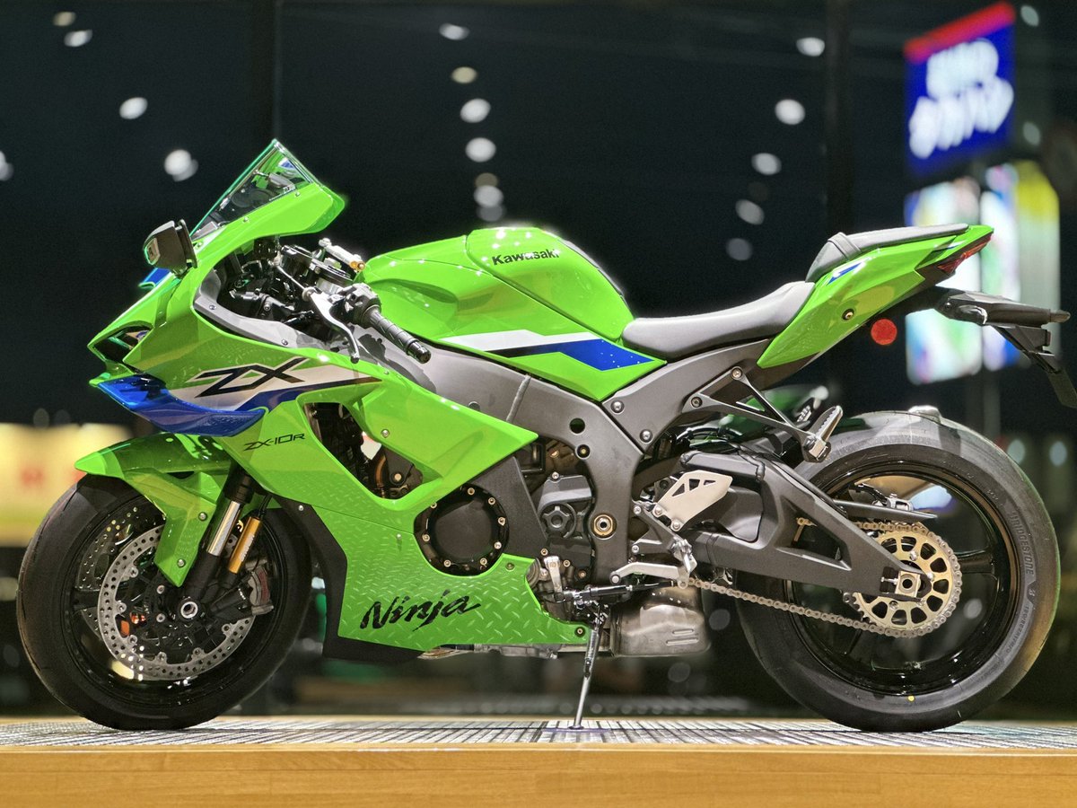 PLAZA_MATSUMOTO's tweet photo. こんにちは。
#カワサキプラザ松本 です！

【新型のNinja ZX-10R 展示中！】

ニューフェイスへと生まれ変わり、大型ウイングレットも装備されました。
迫力がありとってもかっこいいです！

実車を店頭にてご覧いただけますのでお気軽にお立ち寄りください！

皆様のご来店をお待ちしております。 https://t.co/c0vDqoY8WU