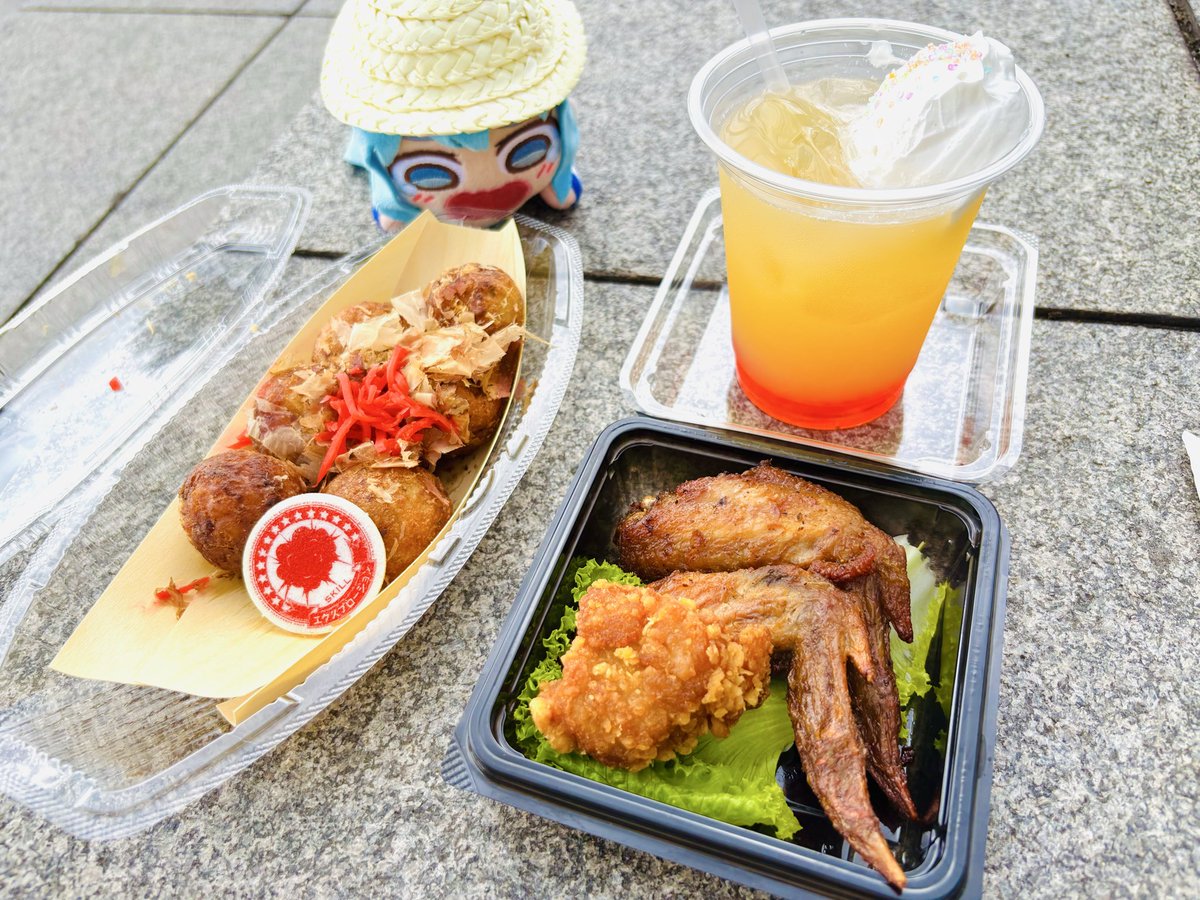 copanpan's tweet photo. グッズ間に合った！！
急いで腹ごしらえ！！
ってか空模様が暗黒になってきたから爆速で完食。

缶バッチはクリスが来てくれて大勝利❗️❗️
アクスタはゆんゆん買うつもりなかったけど、可愛かったから追加購入❗️

風強いくなってきた。早く入場しないとヤバそうー！！

#このすばフェス
#こなすば https://t.co/tr35XIS1L0