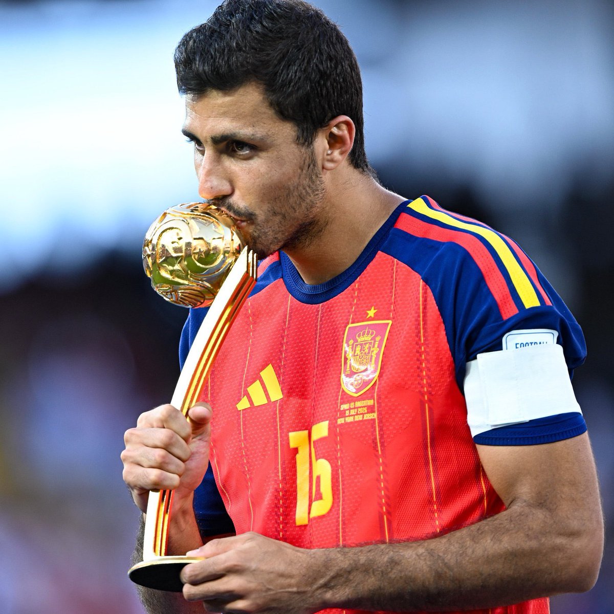 ELHiSHMe's tweet photo. انا كمدريدي وعلى حسب حاجه الفريق بصراحه حاليا انتظر التوقيع مع رودري اولا الي اهو بالنسبه لي اهم توقيع وبعده انتظر صفقه قلب الدفاع الي اتمنى يكون باستوني .. 

بالنسبه لصفقه دياموندي ابدا ما ارفضها واشوفه موهبه ممتازه بس الفريق فيه نواقص اهم حاليا من لاعب جناح من جذي انا مستغرب ان الاداره شغاله عالصفقه بقوه .. 

عموما نفس ما قلت ممكن في شي صار مع فيني او ممكن في خروج لاعب بالشق الهجومي ف ننتظر ونشوف .. 

ان تمت الصفقه ماعندي مشكله وراح افرح بس بشرط بعدها على طول اشوف رودري وبعده قلب الدفاع .. 

غير هالكلام ف راح تكون صفقه زايده ومالها داعي بل مو مفهومه 🤷 ..